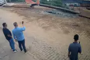Vídeo flagra desmoronamento durante obra em Teresópolis; morador ironiza reparo