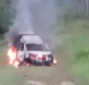 Veículo usado em fuga após ataque a banco em MG é encontrado incendiado em área rural