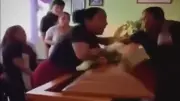 Velório no México vira palco de discussão entre amantes do falecido; vídeo viraliza