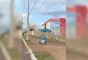 Vendedor de picolé emociona ao agradecer de joelhos por ter vendido todo estoque em Palmas