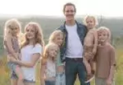 Viúva de James Van Der Beek emociona ao mostrar semelhança da filha com o ator