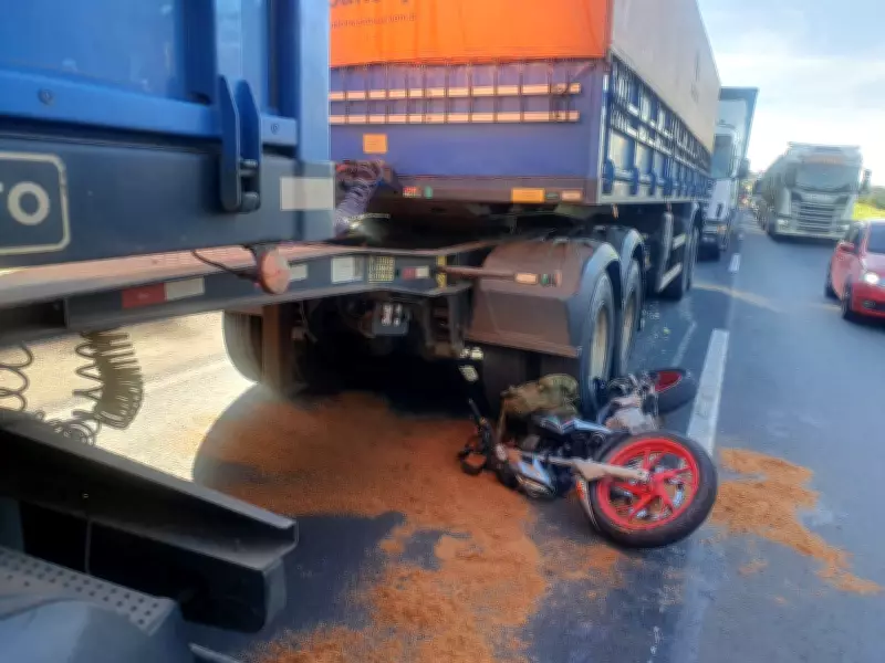 Motociclista tenta passar em corredor e acaba embaixo de carreta na BR-376