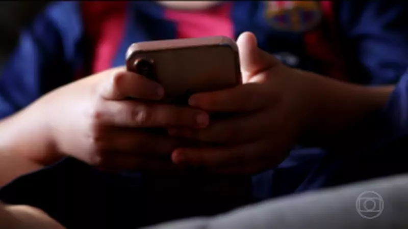Uso diário de celulares por crianças de 5 anos prejudica aprendizado, aponta OCDE