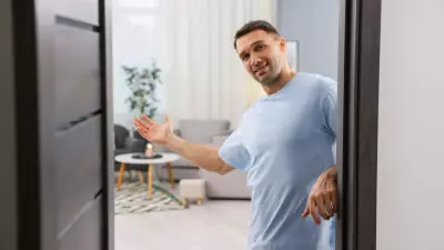 6 atitudes que estragam uma visita à casa de amigos, segundo especialistas