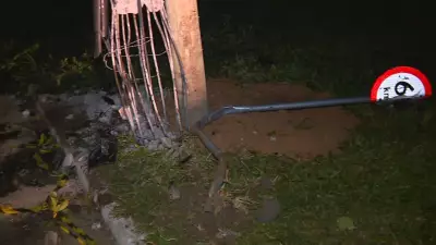 Acidente em Canoas: carro derruba poste e deixa três feridos, um grave