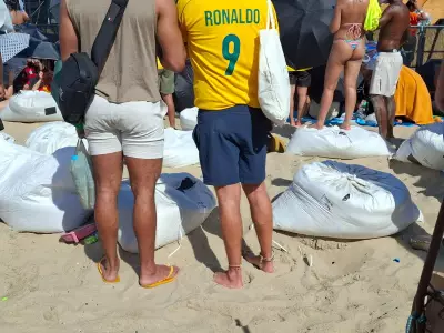 Ambulantes vendem sacos de areia a R$ 100 como 'camarote' para show de Shakira