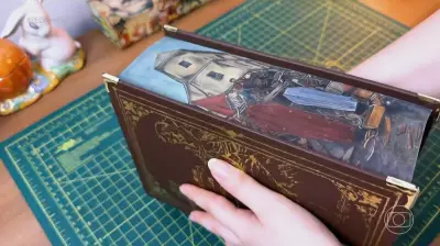 Artista viraliza com livros customizados e cria negócio com fila de 13 mil