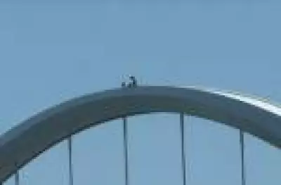 Ativista escala ponte em Washington contra guerra no Irã e IA