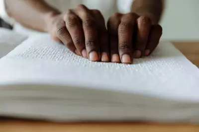 Atraso na entrega de livros em braille prejudica alunos cegos no Brasil