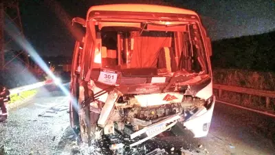 Batida entre ônibus e caminhão de cana deixa quatro feridos em Piracicaba