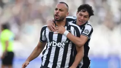 Botafogo vence Corinthians com hat-trick de Arthur Cabral e salta na tabela