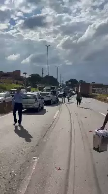Caminhão causa acidente com vários veículos no Anel Rodoviário de BH