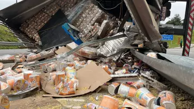 Caminhão com macarrão instantâneo tomba na Raposo Tavares em São Roque