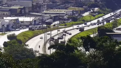 Caminhão desgovernado causa engavetamento com 10 veículos no Anel Rodoviário de BH