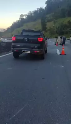 Capotamento interdita faixas da rodovia Mogi-Dutra em Mogi das Cruzes