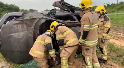 Capotamento na BR-101 em Maruim deixa três mulheres feridas