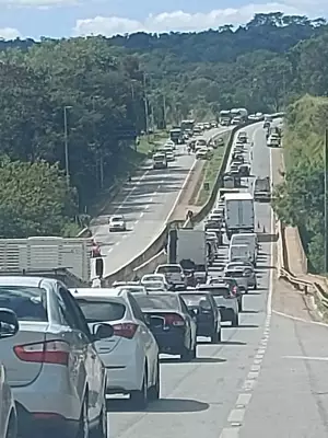 Capotamento na MG-050 em Divinópolis deixa trânsito lento e motorista ferido