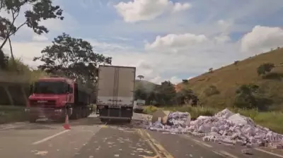 Carreta bitrem carregada de doces tomba na BR-393 em Três Rios, RJ