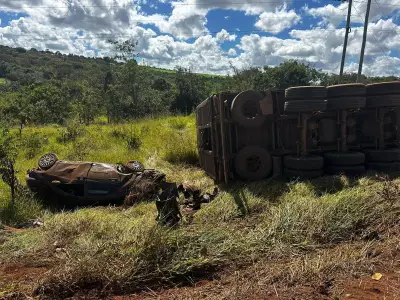 Carreta com 70 cabeças de gado tomba na MGC-452 em Uberlândia