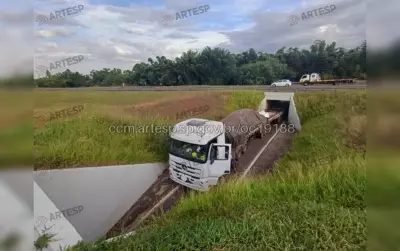 Carreta fica presa em retorno proibido na SP-280 em Águas de Santa Bárbara