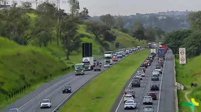 Carreta tomba em alça de acesso do Anel Viário em Campinas