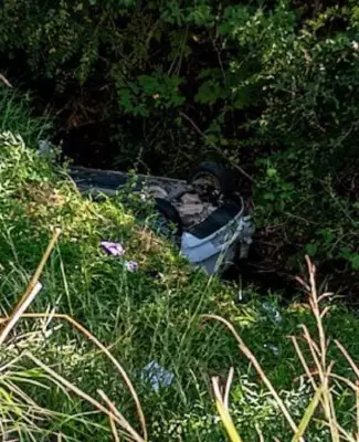 Carro cai em rio na BR-267 e duas pessoas ficam feridas em Bicas