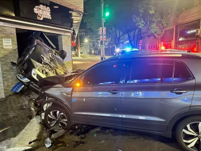 Carro capota e invade açougue após batida no Tatuapé, Zona Leste de SP
