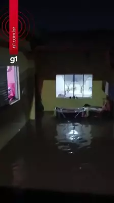 Casa é invadida por água após rompimento de rede da Sabesp em Taubaté