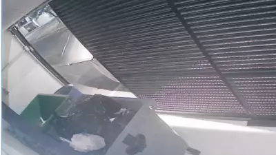 Câmeras flagram 'furto parcelado' de portão em Uberlândia; veja