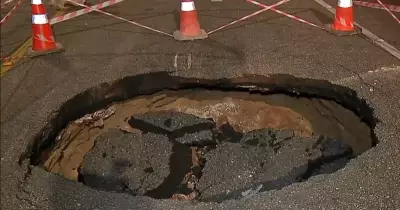 Cratera na Avenida José Malcher em Belém tem rompimento de tubulação de esgoto