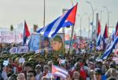 Cubanos protestam contra indiciamento de Raúl Castro pelos EUA em Havana