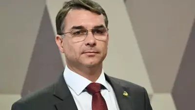 Deputados de esquerda pedem investigação sobre Flávio Bolsonaro e banqueiro