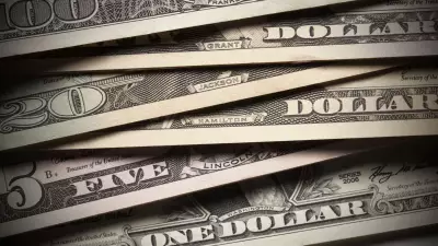 Dólar abre estável com alívio no Oriente Médio e queda do petróleo