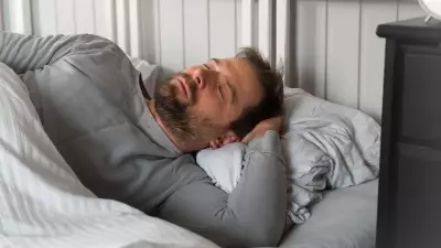Dormir do lado esquerdo melhora digestão e reduz refluxo, diz especialista