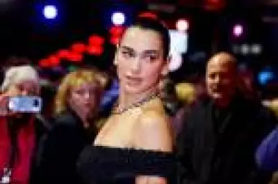 Dua Lipa processa Samsung e pede 15 milhões de dólares por uso indevido de imagem