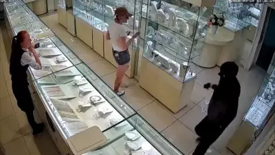 Dupla rouba joalheria em shopping na Rússia; prejuízo ultrapassa R$ 100 mil