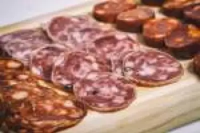 Entenda como bacon, presunto e salame podem contribuir para o câncer