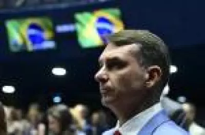 Flávio Bolsonaro apoia CPMI do Master e afirma não ter nada a esconder