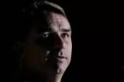 Flávio Bolsonaro confirma pedido de dinheiro a Vorcaro para filme do pai