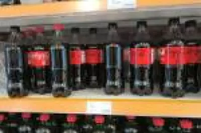 Furto de rótulos de Coca-Cola para pegar figurinhas da Copa vira febre no RS