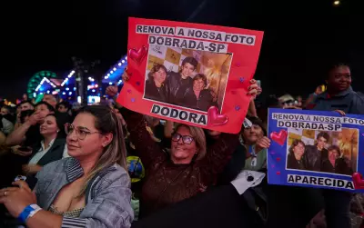 Gusttavo Lima brinca com cartaz de fãs: 'Ainda não tinha funilaria'