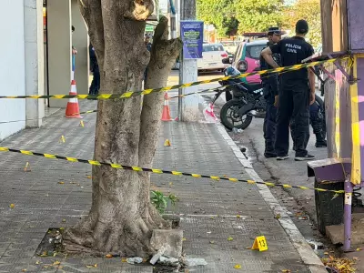 Homem é morto a facadas em praça de Várzea Grande; suspeito é morador de rua