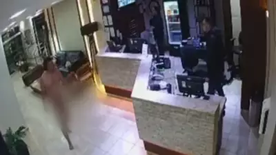 Homem nu agride recepcionistas após ser proibido de fumar em hotel em Campo Grande
