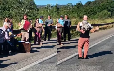 Idosos dançam e tocam sanfona em congestionamento na Fernão Dias