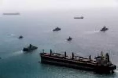 Irã afirma ter atingido navio de guerra dos EUA em Ormuz; Centcom nega