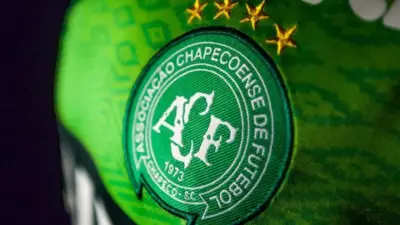 Justiça condena Chapecoense a indenizar família de jornalista morto em acidente aéreo