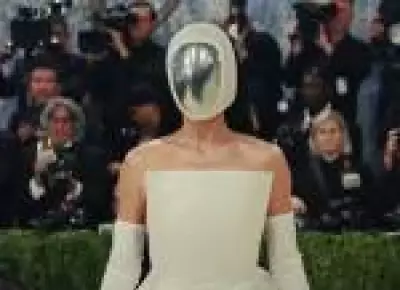 Katy Perry usa máscara metalizada e roupa toda branca no Met Gala 2026