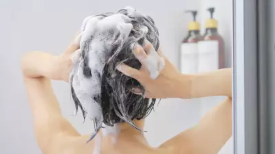 Lavar o cabelo todos os dias faz mal? Especialistas explicam