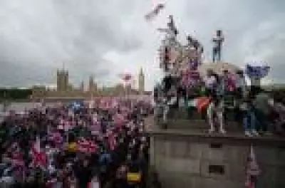 Marchas de extrema direita e pró-Palestina geram tensão em Londres