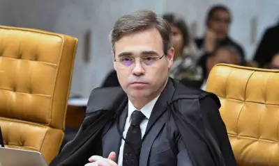 Mendonça autorizou busca na casa de ex-governador; e na de Flávio Bolsonaro?